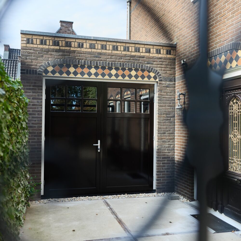 Nieuwe garage in stijl van de woning