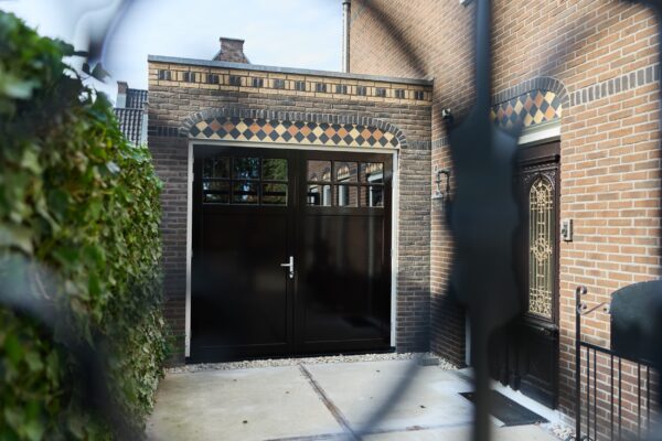 Nieuwe garage in stijl van de woning